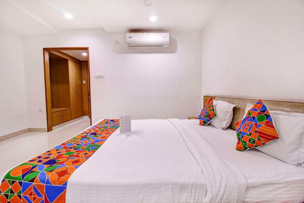 Fabhotel Syberitic Suites Gachibowli - Fully Vaccinated Staff Kondapur  エクステリア 写真