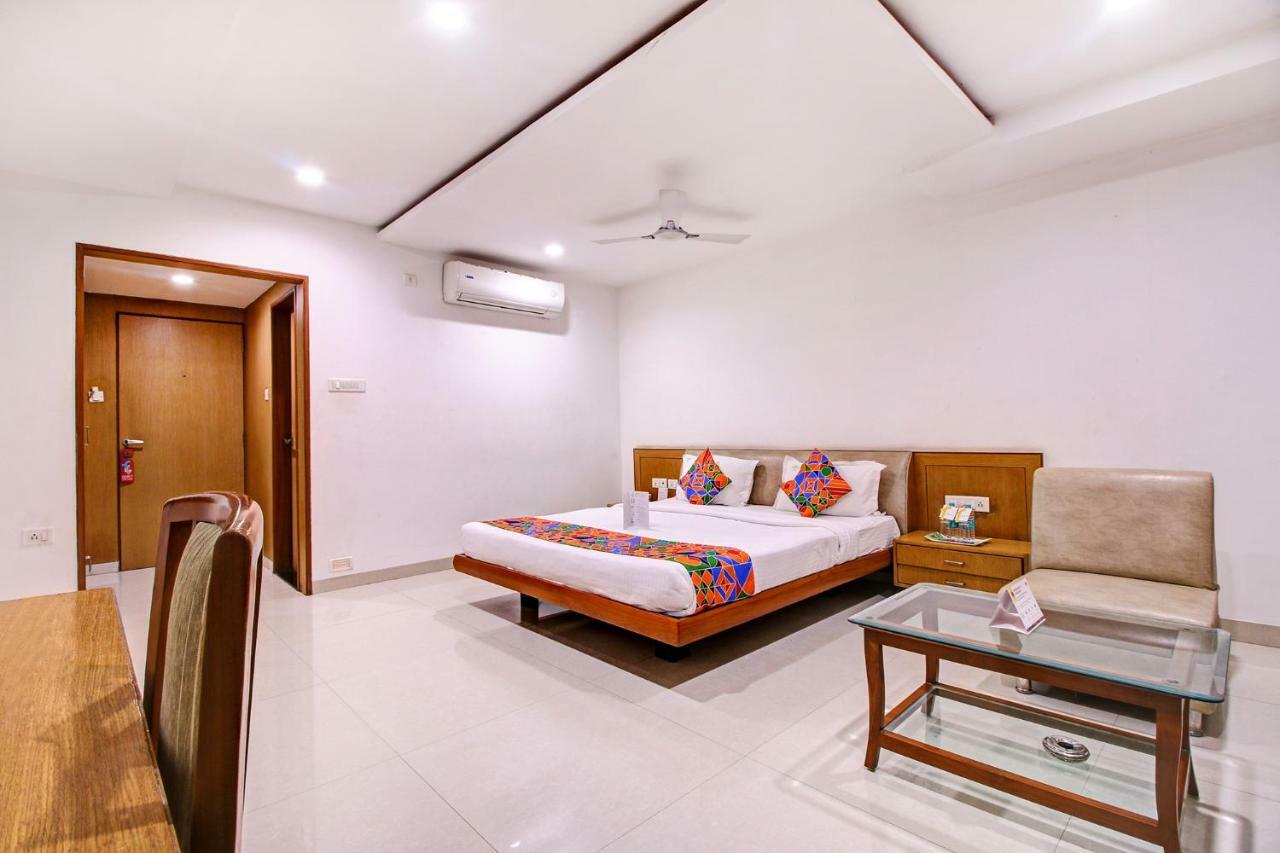 Fabhotel Syberitic Suites Gachibowli - Fully Vaccinated Staff Kondapur  エクステリア 写真
