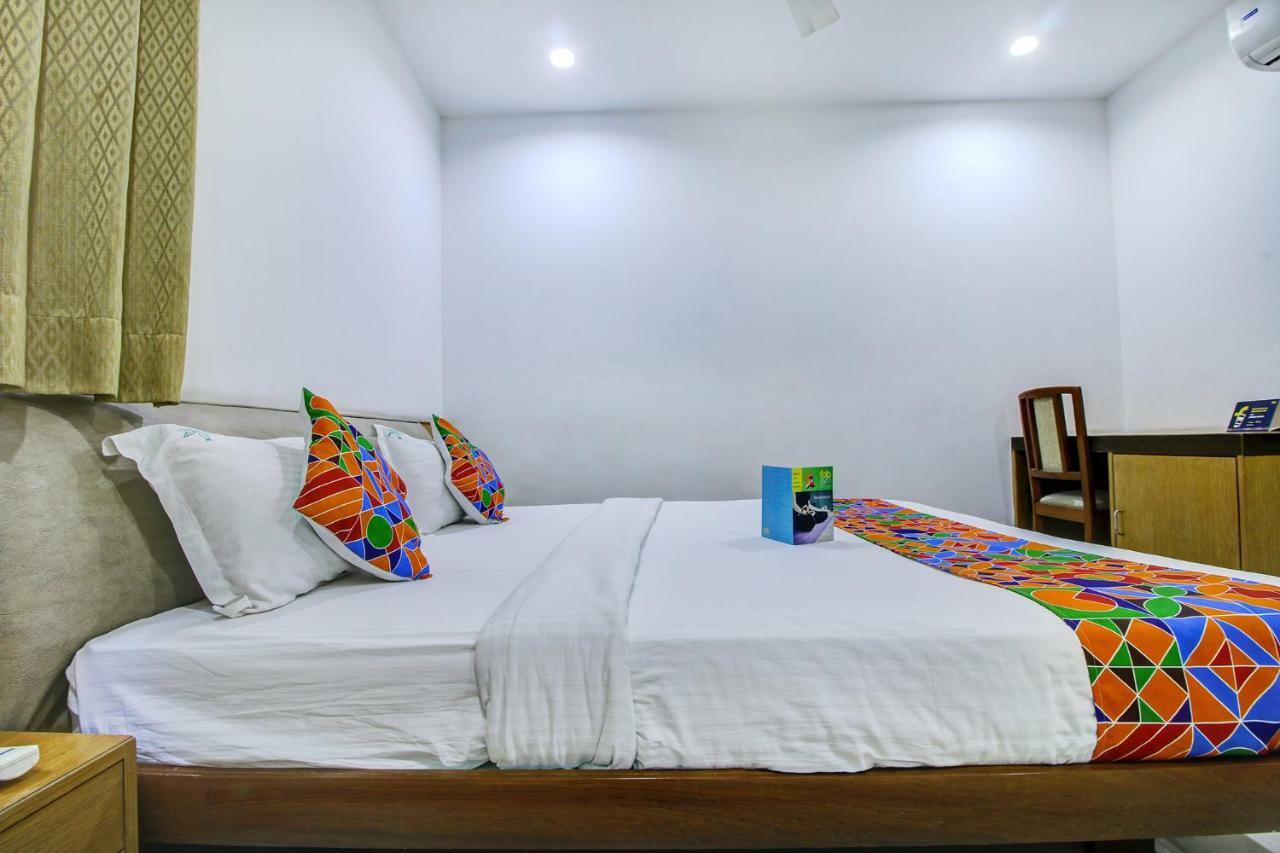 Fabhotel Syberitic Suites Gachibowli - Fully Vaccinated Staff Kondapur  エクステリア 写真