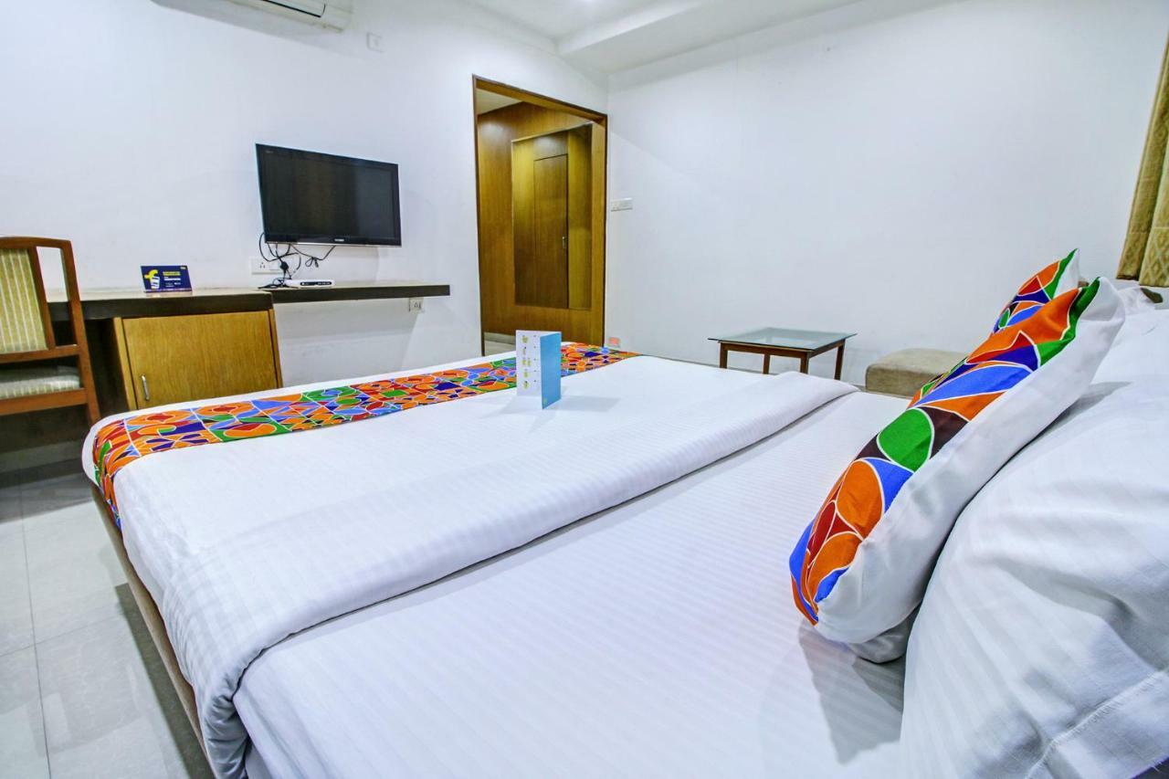 Fabhotel Syberitic Suites Gachibowli - Fully Vaccinated Staff Kondapur  エクステリア 写真
