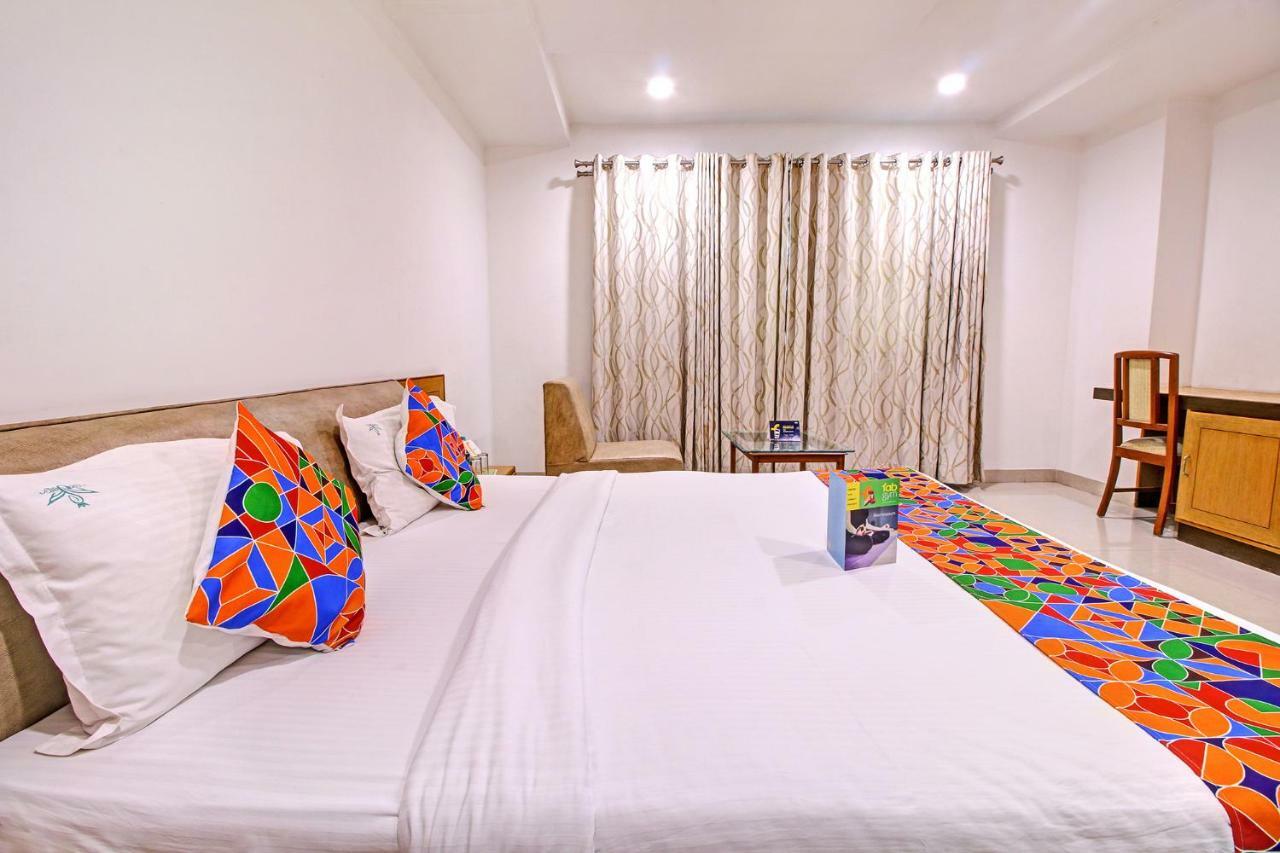 Fabhotel Syberitic Suites Gachibowli - Fully Vaccinated Staff Kondapur  エクステリア 写真